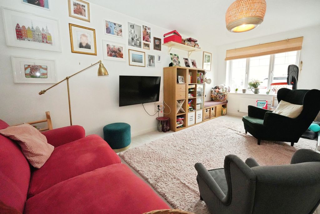 Property photo 3 of 18 Lounge