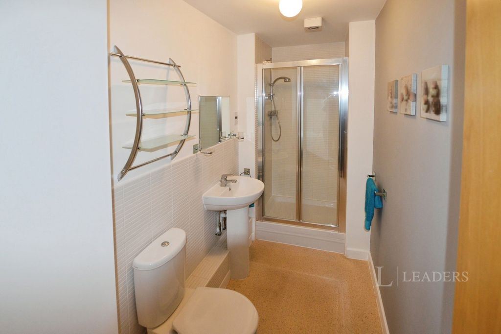 Property photo 2 of 7 Bathroom