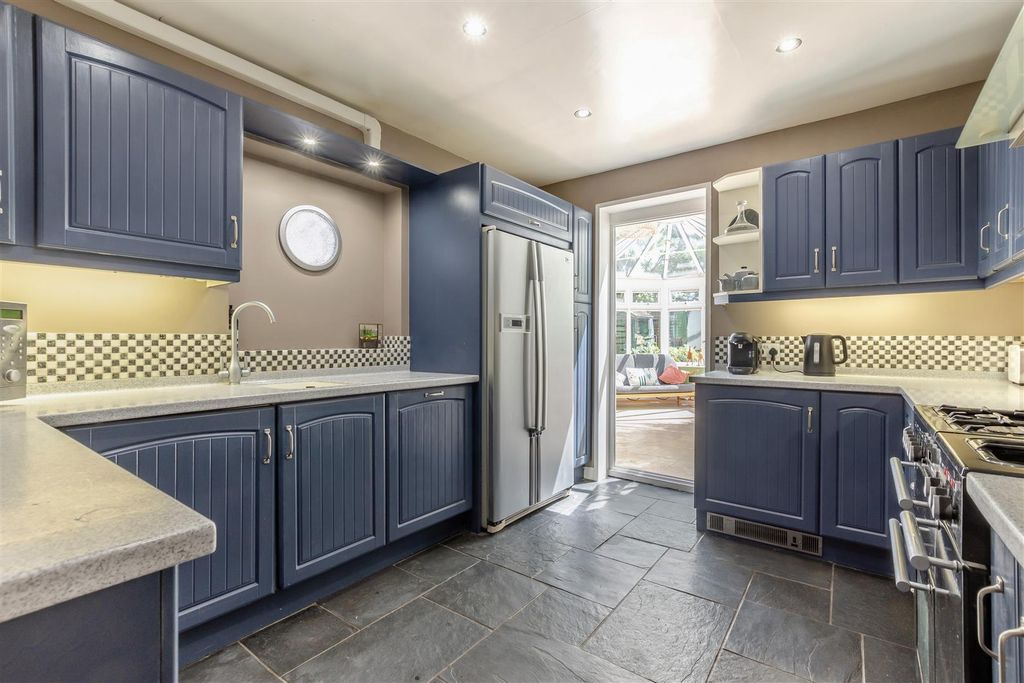 Property photo 3 of 22 8694112-Interior01.Jpg
