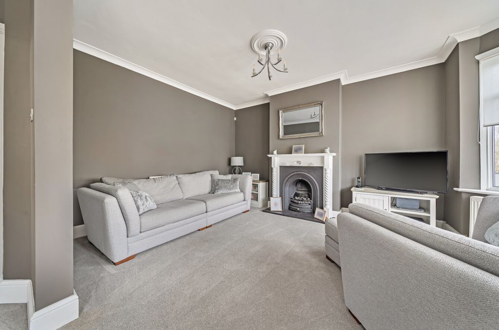 Property photo 3 of 14 Lounge2