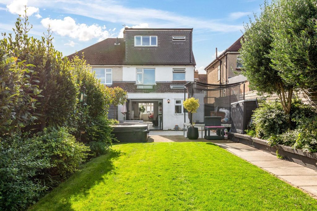 Property photo 2 of 25 Burlington Gardens-10.Jpg