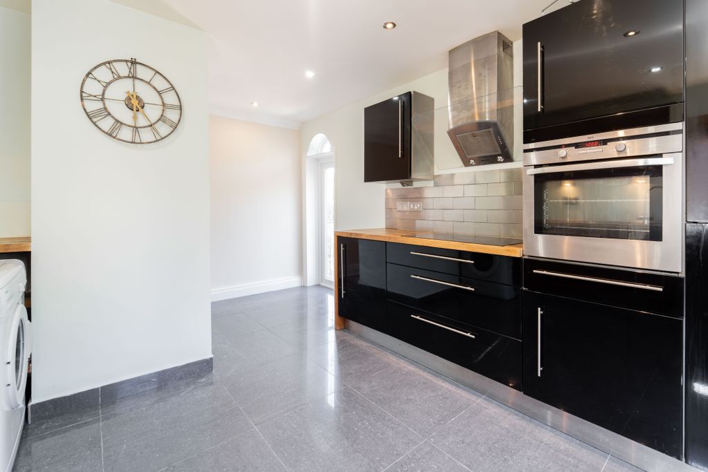 Property photo 3 of 14 5 Alton Rd- By Ben Parker-15