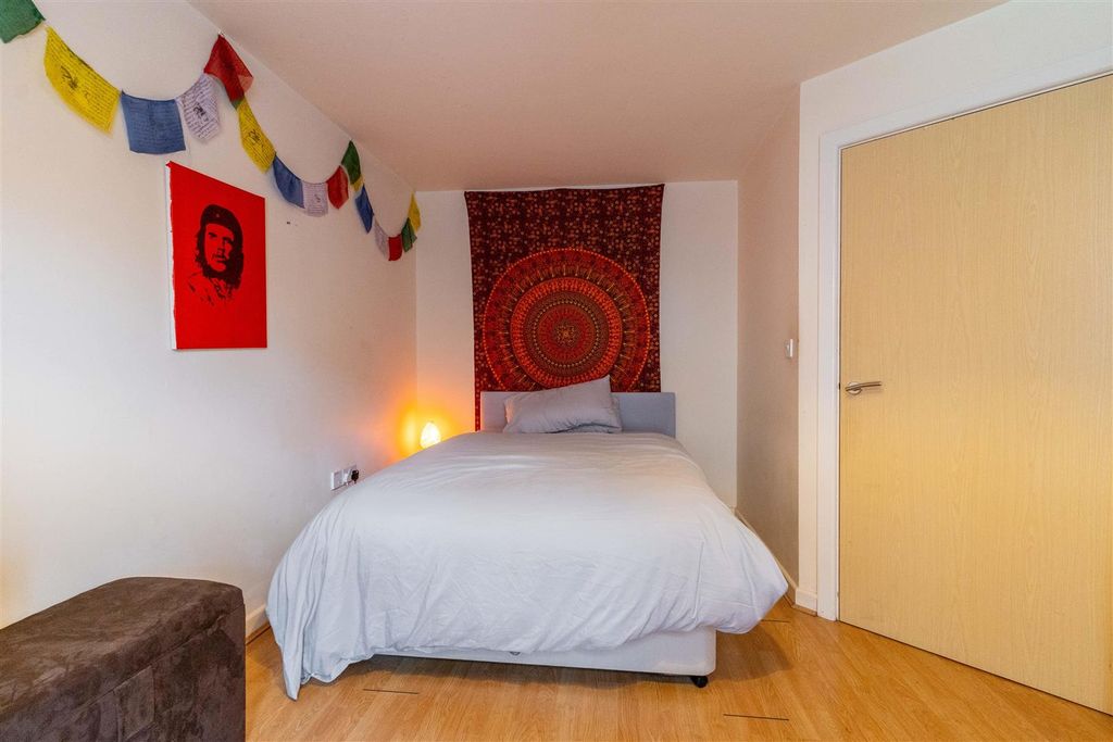 Property photo 3 of 14 Approach