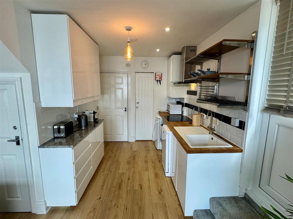Property photo 3 of 11 2 The Rocks Kitchen