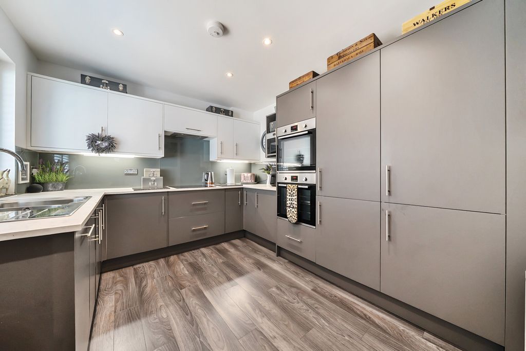 Property photo 3 of 11 Kitchen