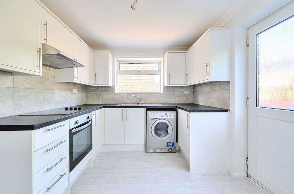Property photo 2 of 10 Kitchen