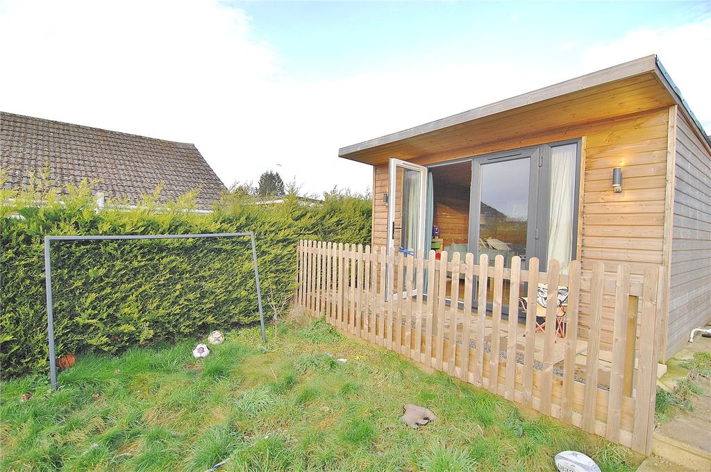 Property photo 2 of 18 Picture No. 23