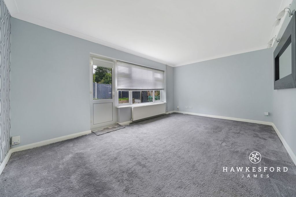 Property photo 2 of 12 Temple Gardens, Sittingbourne - Lounge