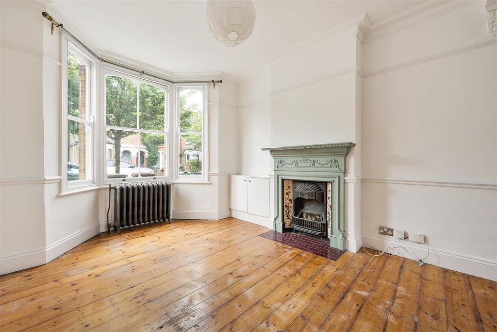 Property photo 2 of 39 Gloucester Road, E17