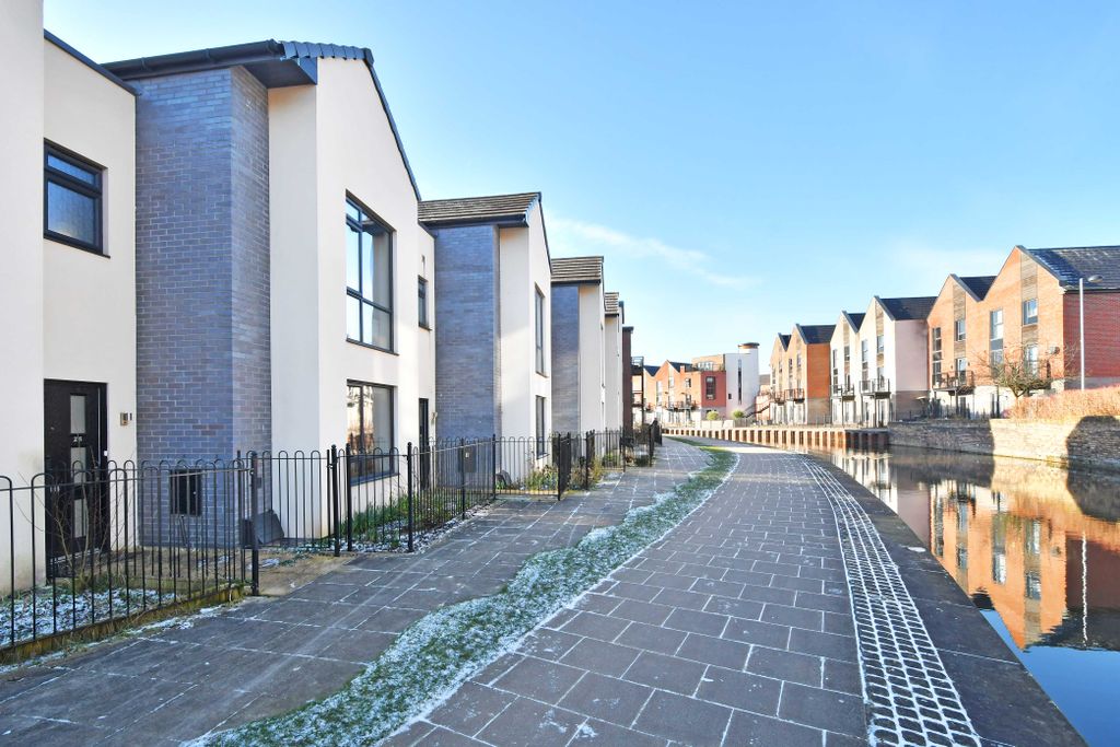 Property photo 1 of 13 25 Ivory Close - Image 43