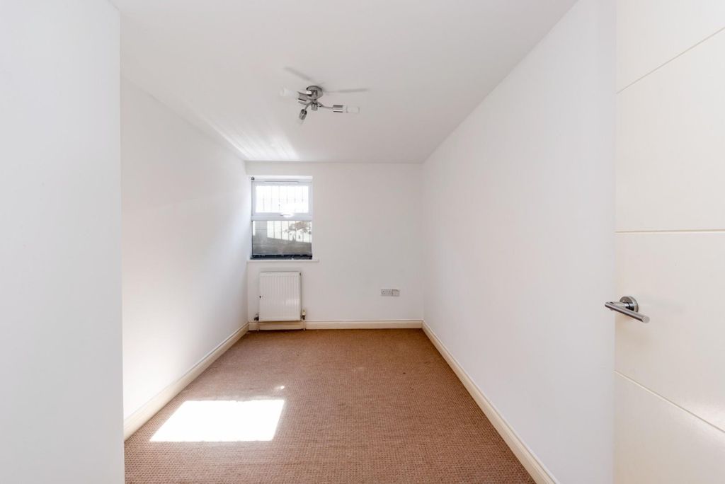 Property photo 2 of 15 Flat 1, Clouds Hill Court, 69 Clouds Hill Road, Br