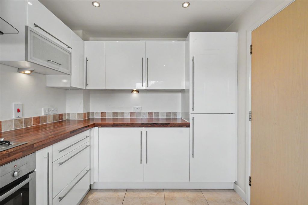 Property photo 3 of 20 Kitchen