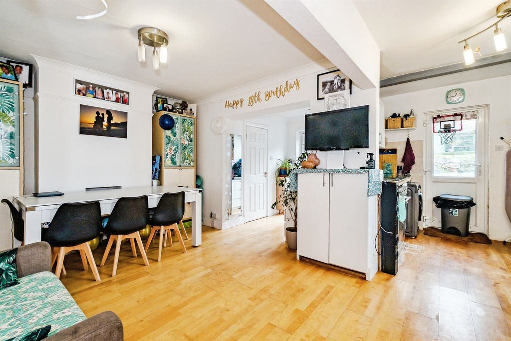 Property photo 3 of 28