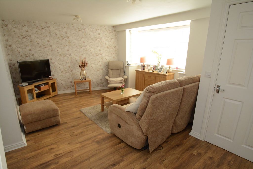Property photo 2 of 11 Lounge