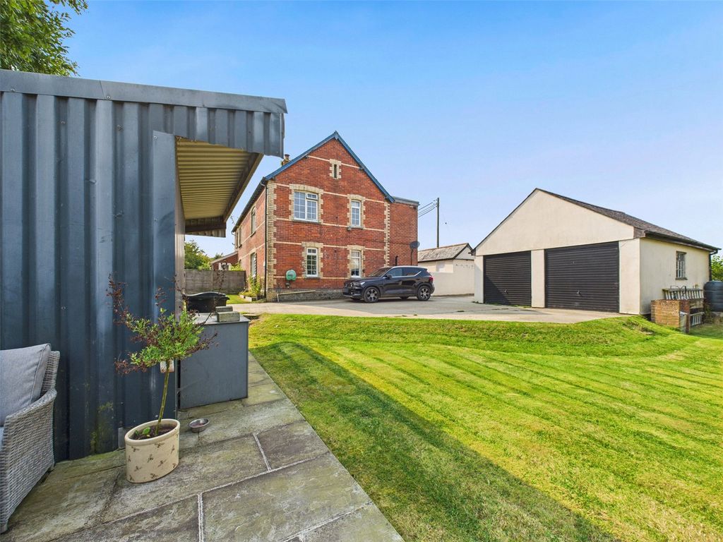 Property photo 1 of 37 Picture No. 02