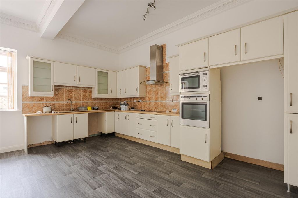 Property photo 3 of 9 Kitchen