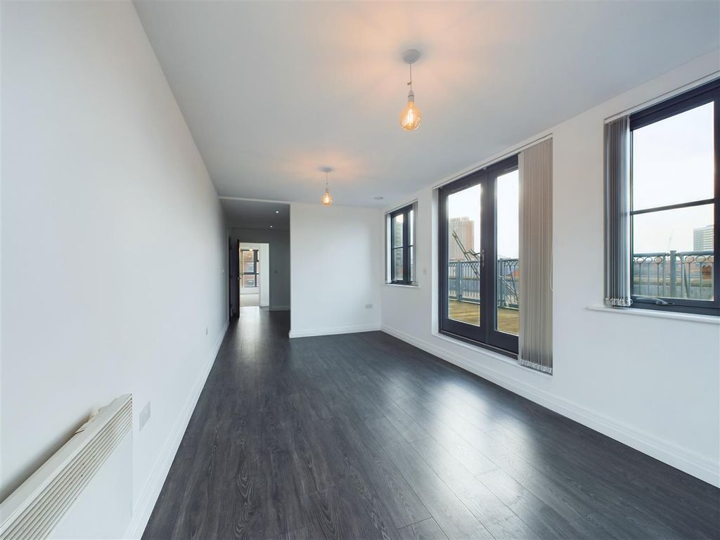 Property photo 2 of 12 Cam05016G0-Pr0006-St