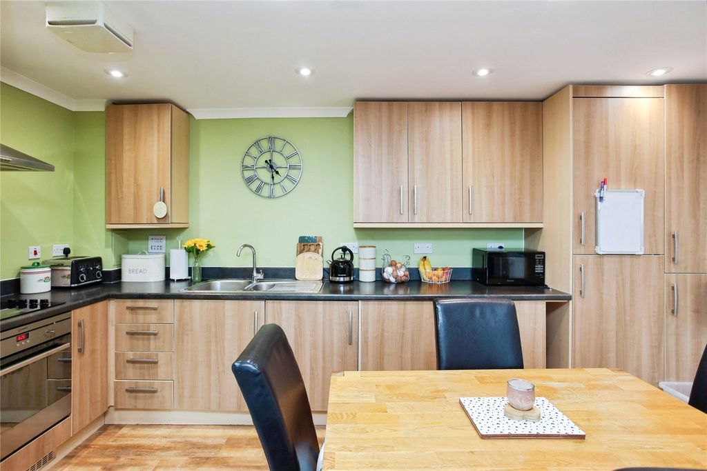 Property photo 2 of 18 Picture No. 16