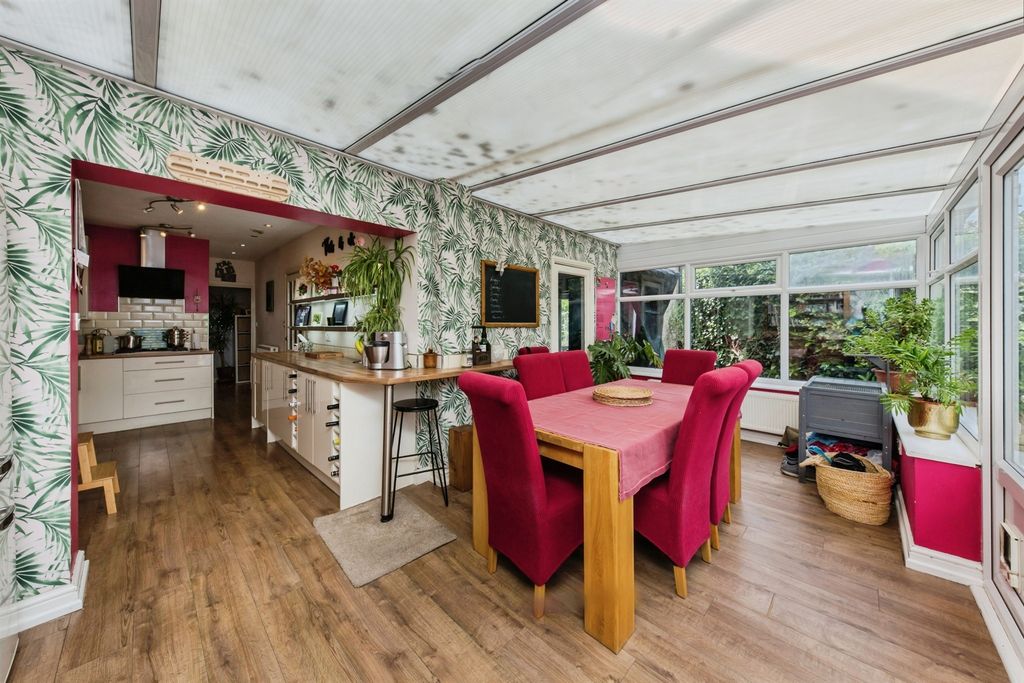 Property photo 3 of 21 Conservatory / Dining Room:
