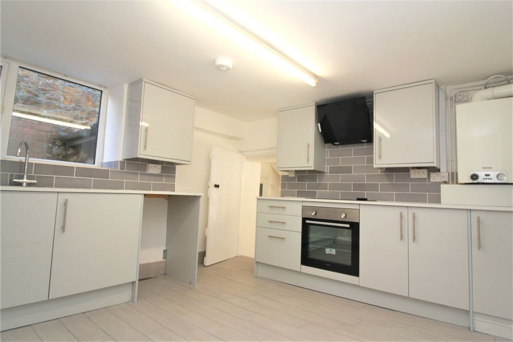 Property photo 1 of 7 Kitchen