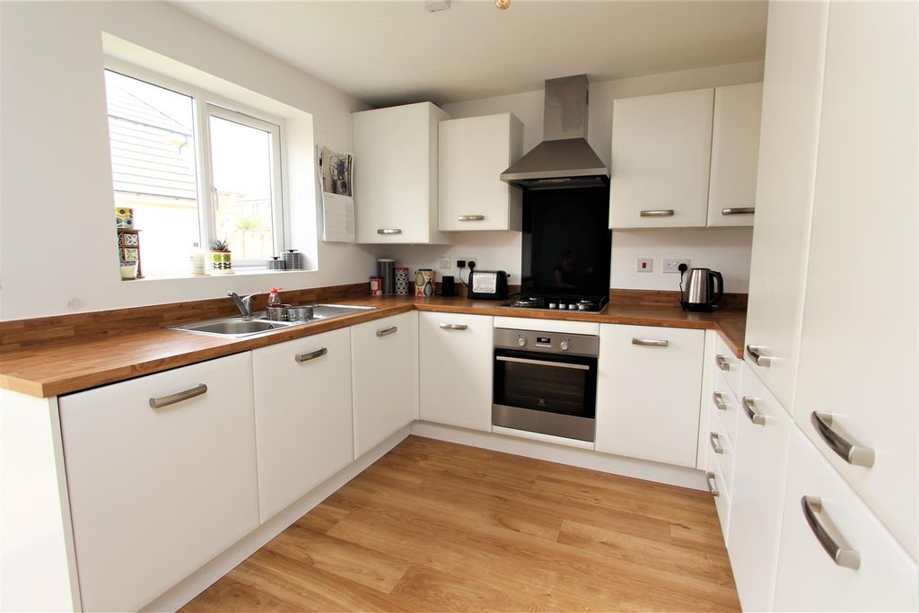 Property photo 3 of 21 Kitchen