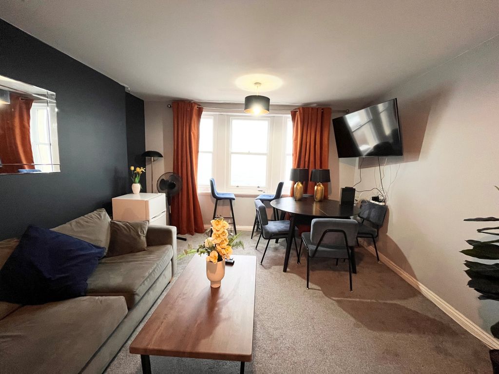 Property photo 1 of 8 Modern One Bedroom Central Apartment