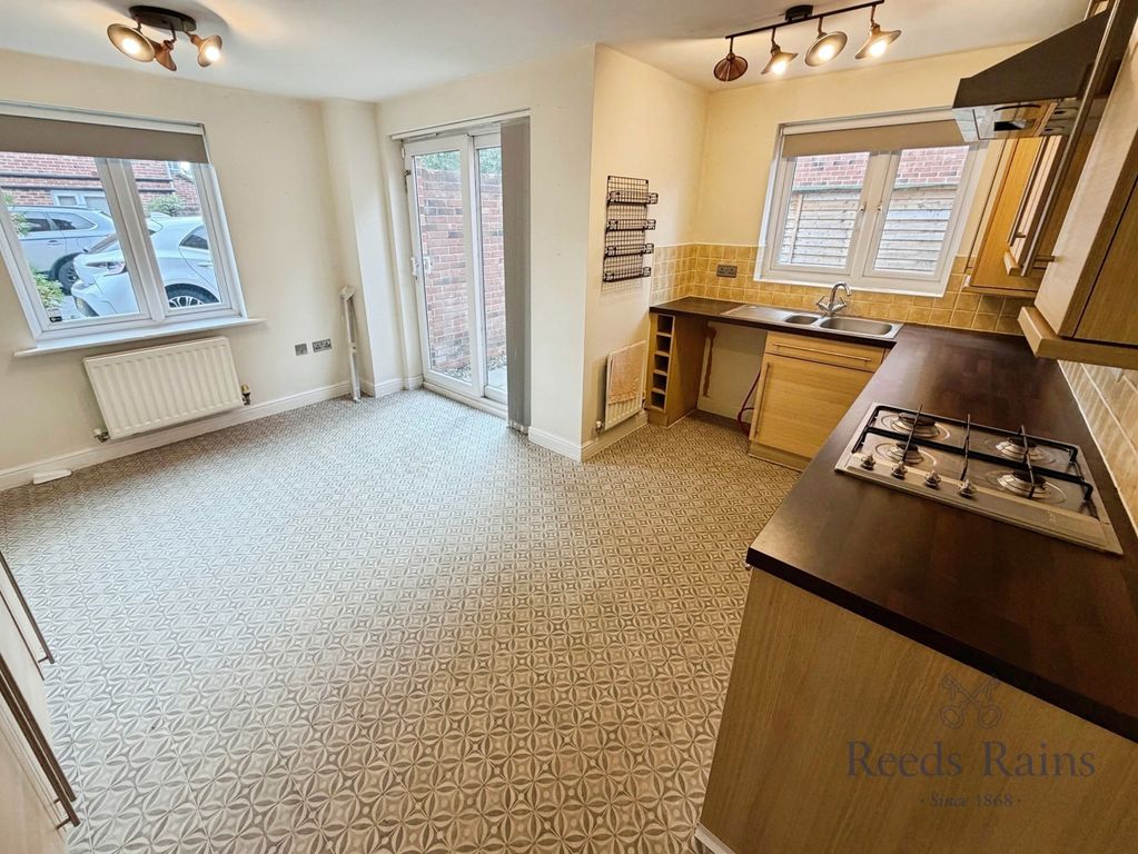 Property photo 3 of 17 Kitchen