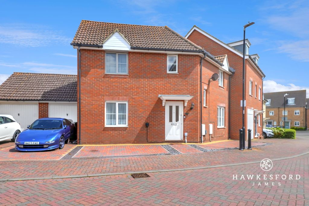 Property photo 1 of 15 Manisty Court, Sittingbourne - Front