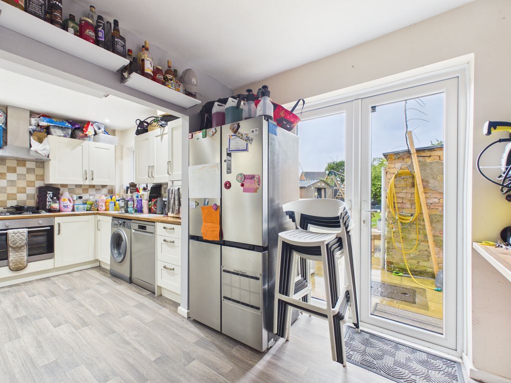 Property photo 3 of 12 Kitchen