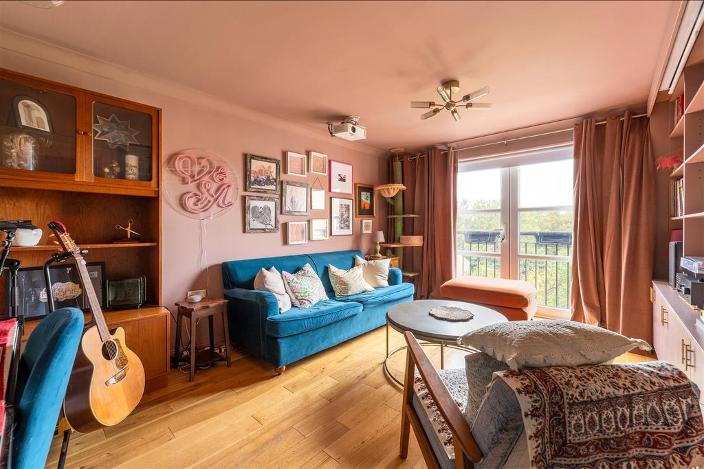 Property photo 1 of 21 Buxhall Crescent, E9