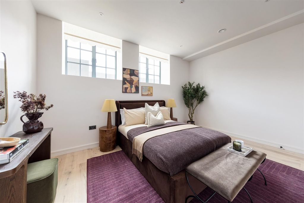 Property photo 3 of 17 Hollybush Gardens, E4