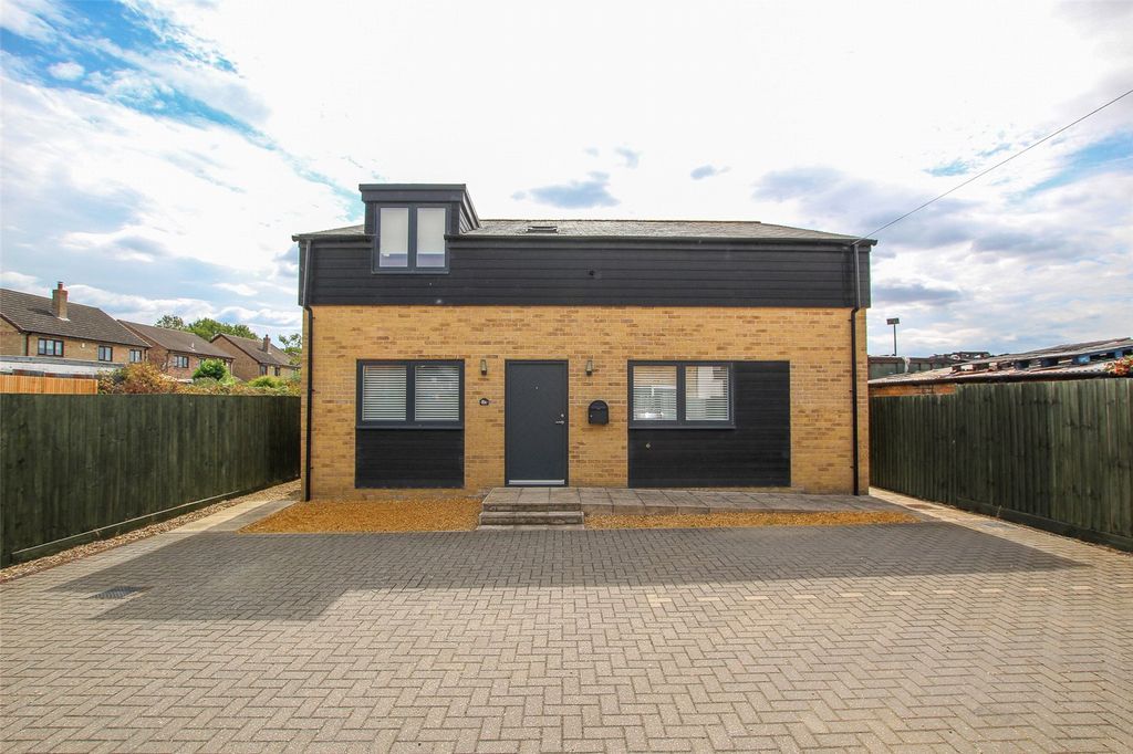 Property photo 1 of 16 Front Aspect.