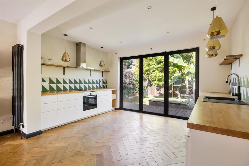 Property photo 2 of 28 Elphinstone Road, E17