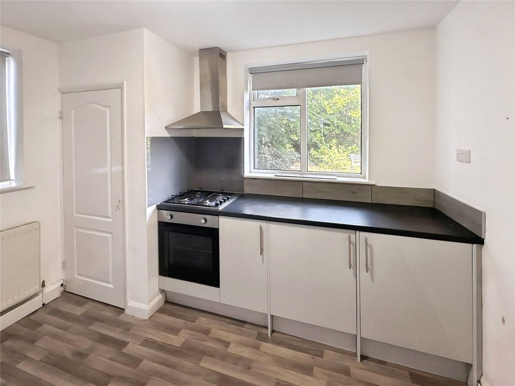 Property photo 3 of 10 Kitchen