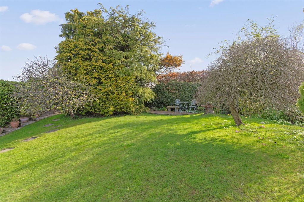 Property photo 2 of 33 Garden