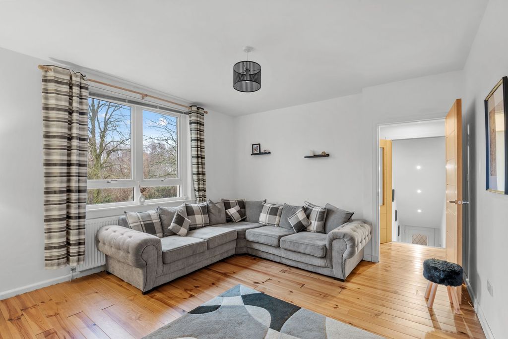 Property photo 3 of 13 Lounge