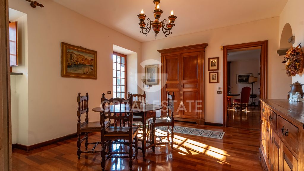 Property photo 2 of 44 Interiors