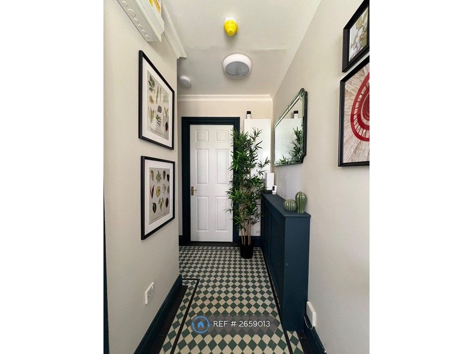 Property photo 1 of 7 Hallway