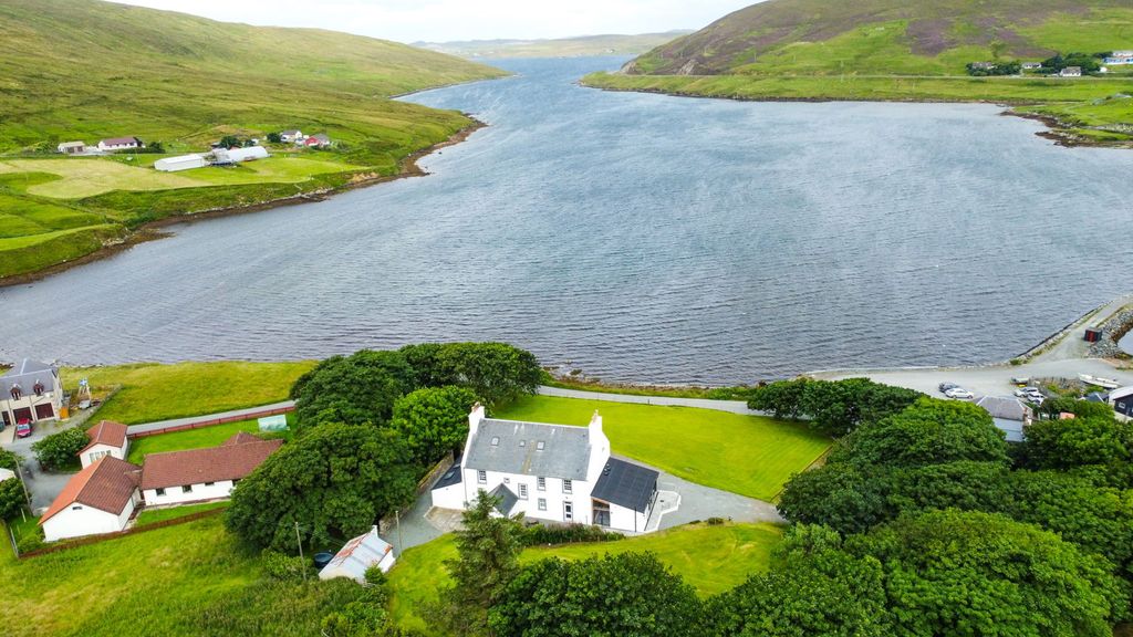 Property photo 2 of 99