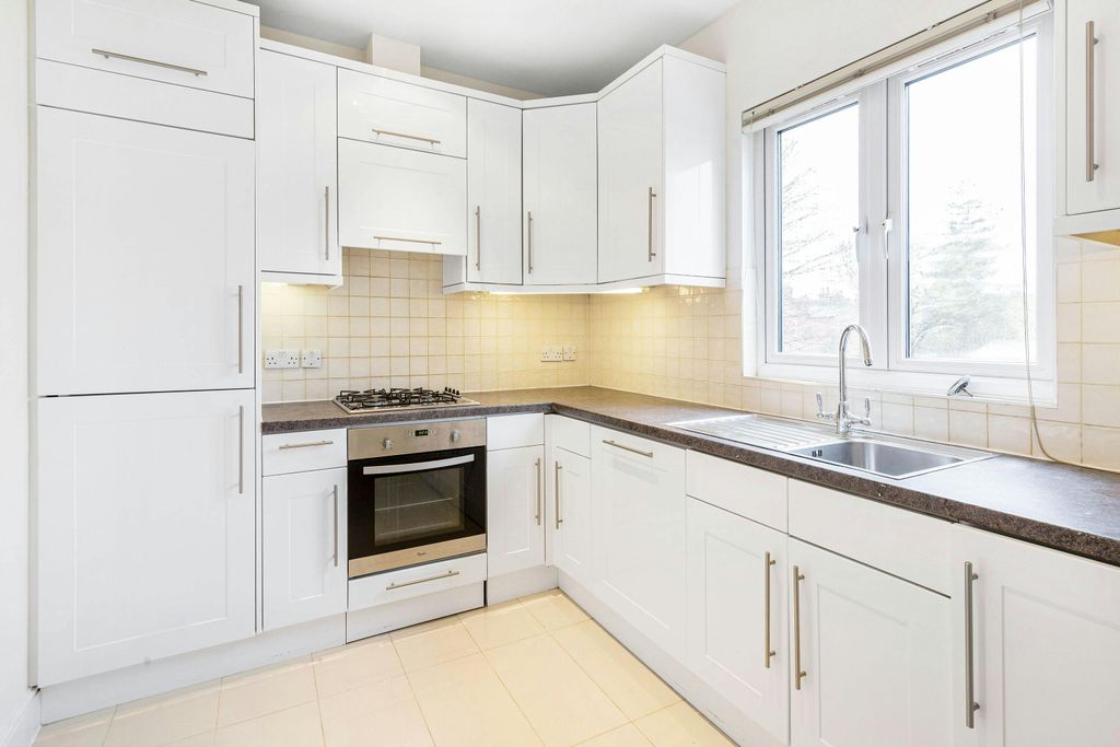 Property photo 2 of 9 Dw62B_Chichele_Road__London__Nw2_3Dd6.Jpg