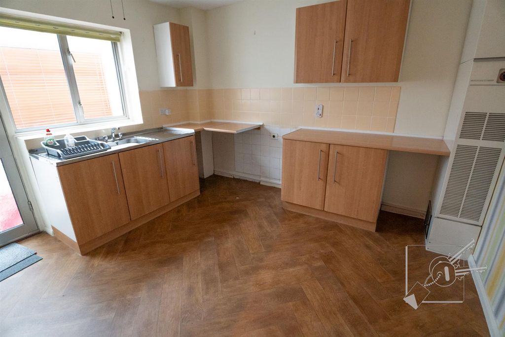 Property photo 3 of 19 Kitchen