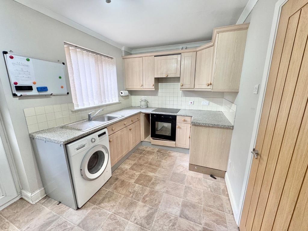 Property photo 3 of 10 Kitchen