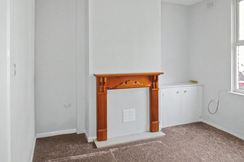 Property photo 2 of 11 92 Lovat Road, Preston, Lancashire, Pr1 6Dq