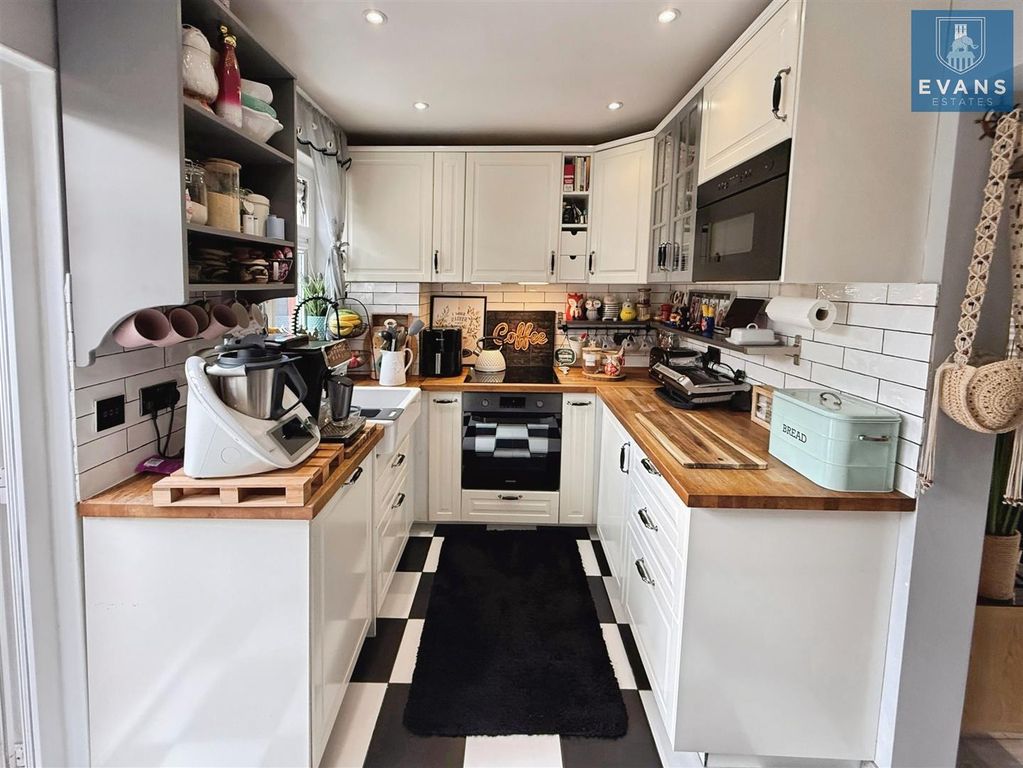 Property photo 3 of 16 Kitchen