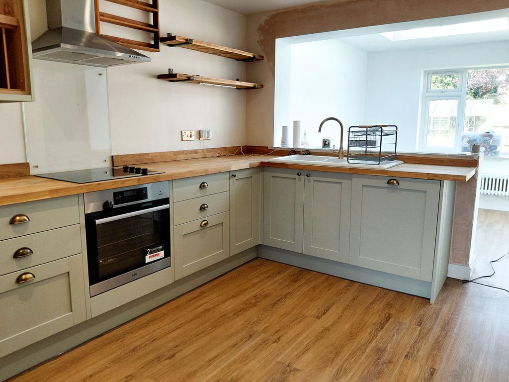 Property photo 3 of 12 Kitchen2