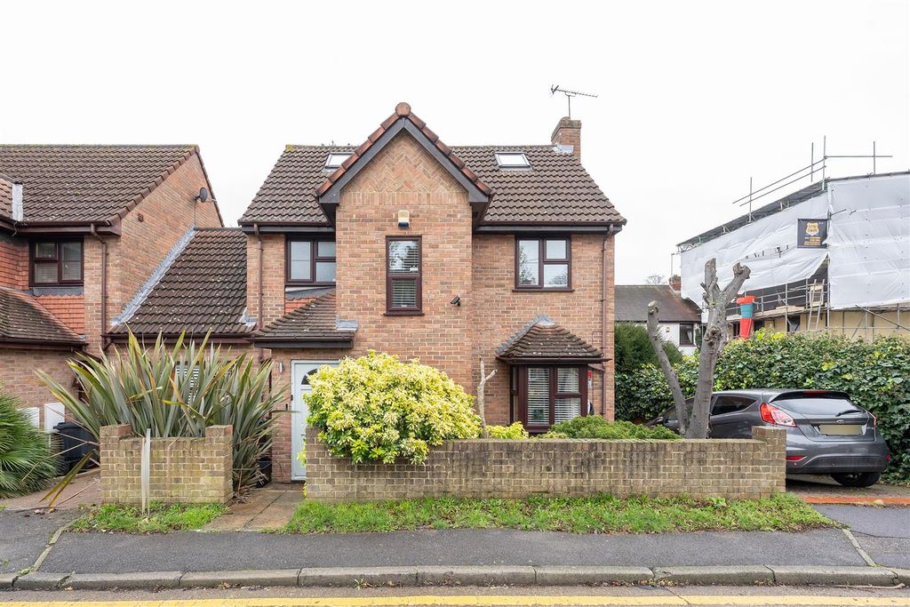 Property photo 1 of 26 Avon Way, E18