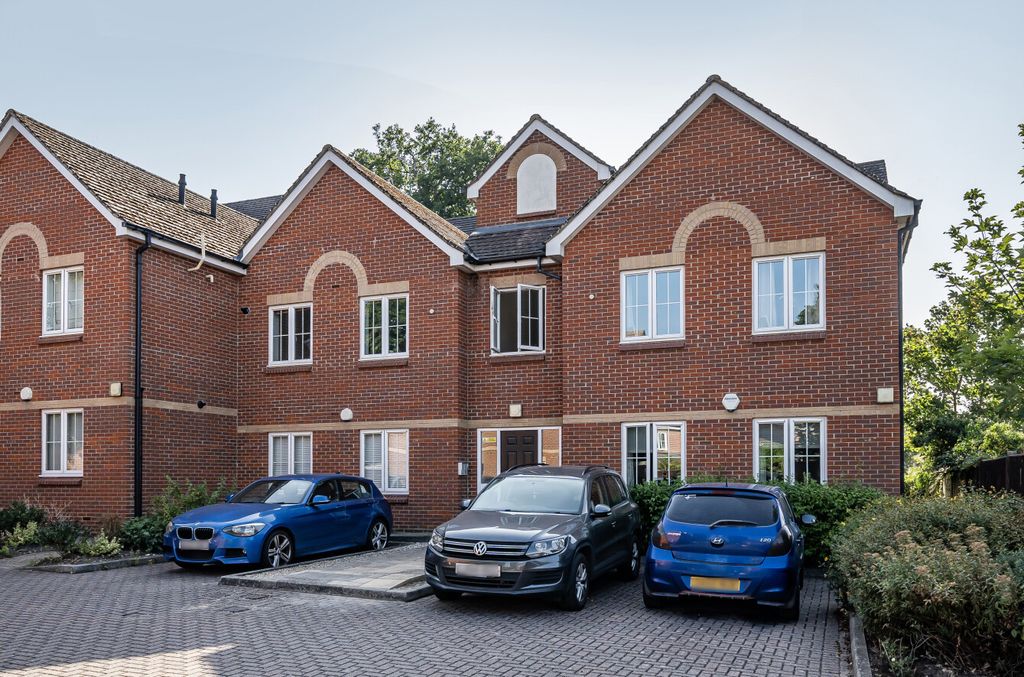 Property photo 1 of 13 1340339-7-689B674...