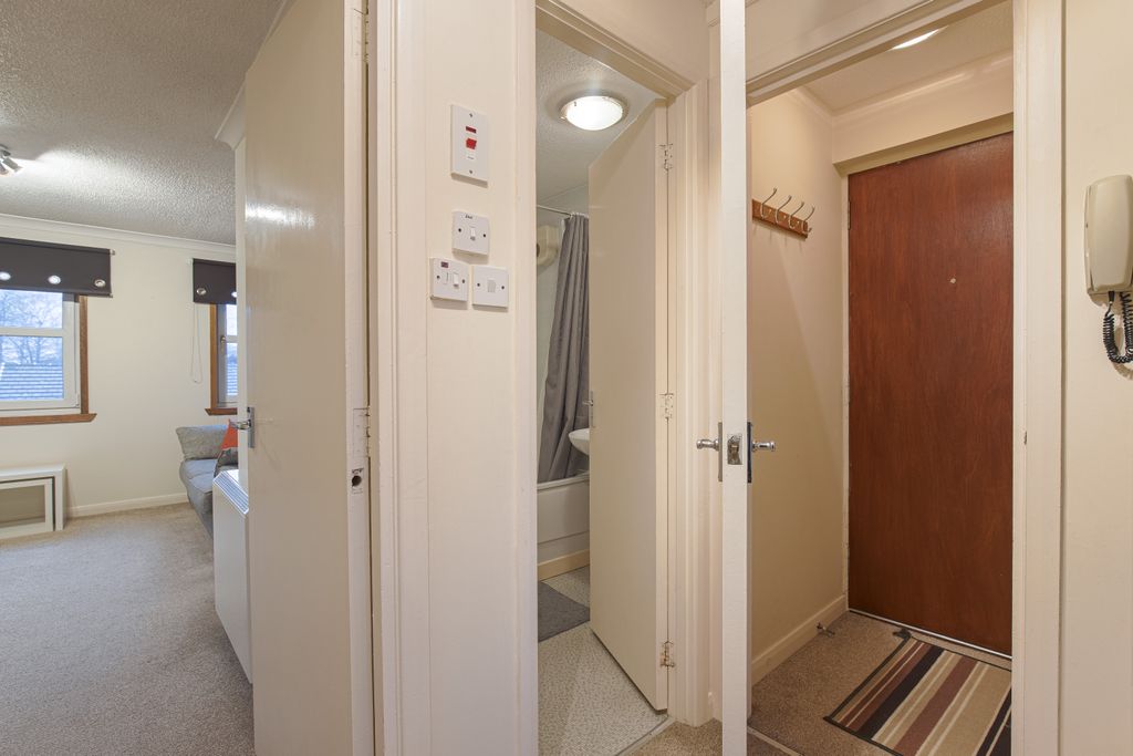 Property photo 2 of 8 Hallway