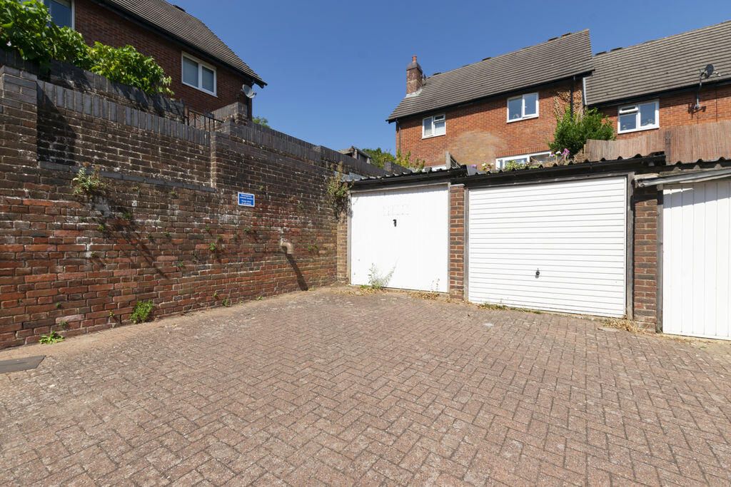 Property photo 3 of 17 Garage