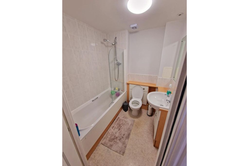 Property photo 3 of 17 Bathroom
